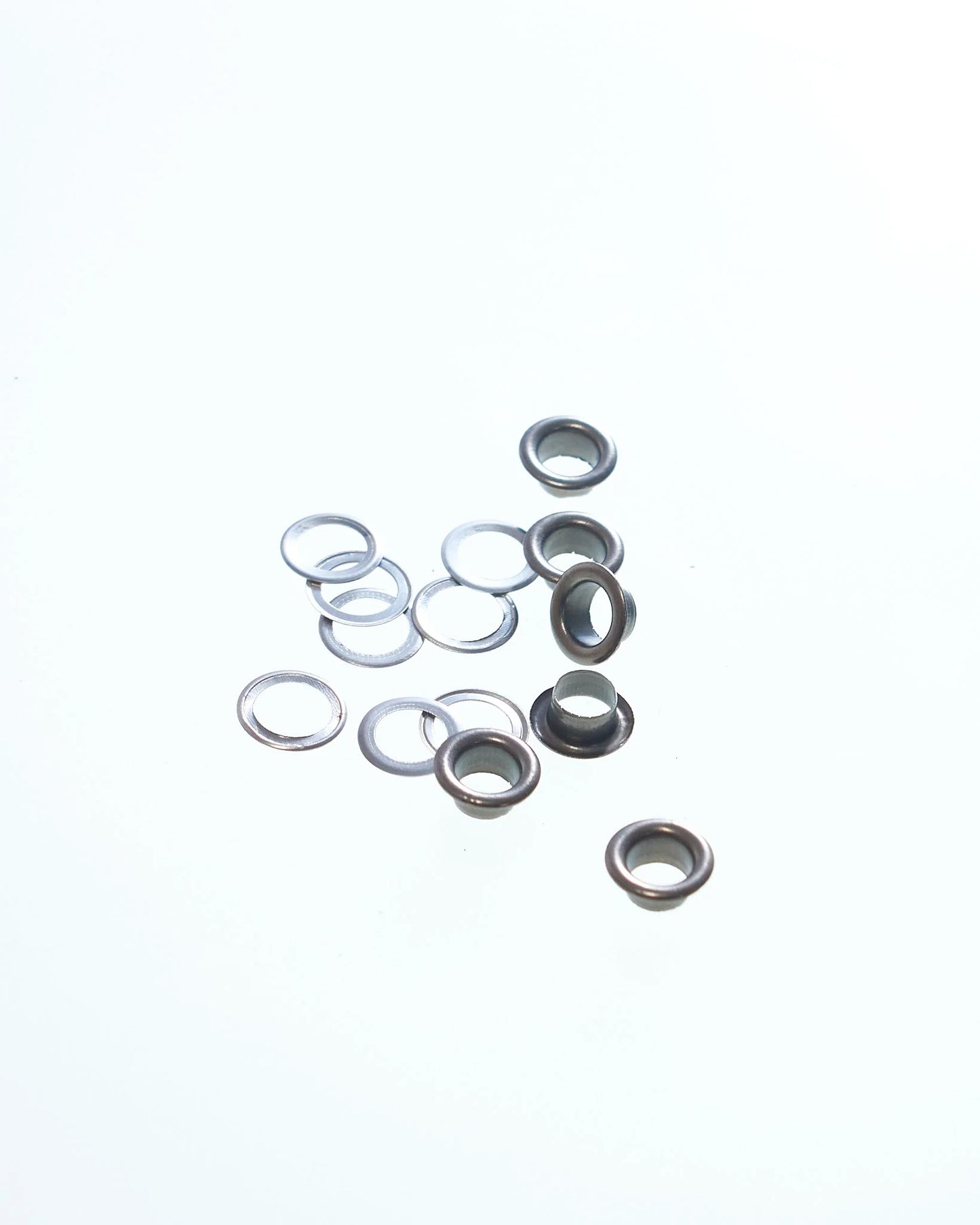 ハトメ 穴径5mm 足長4mm 100個入り 鉄製 両面ハトメ mg0002