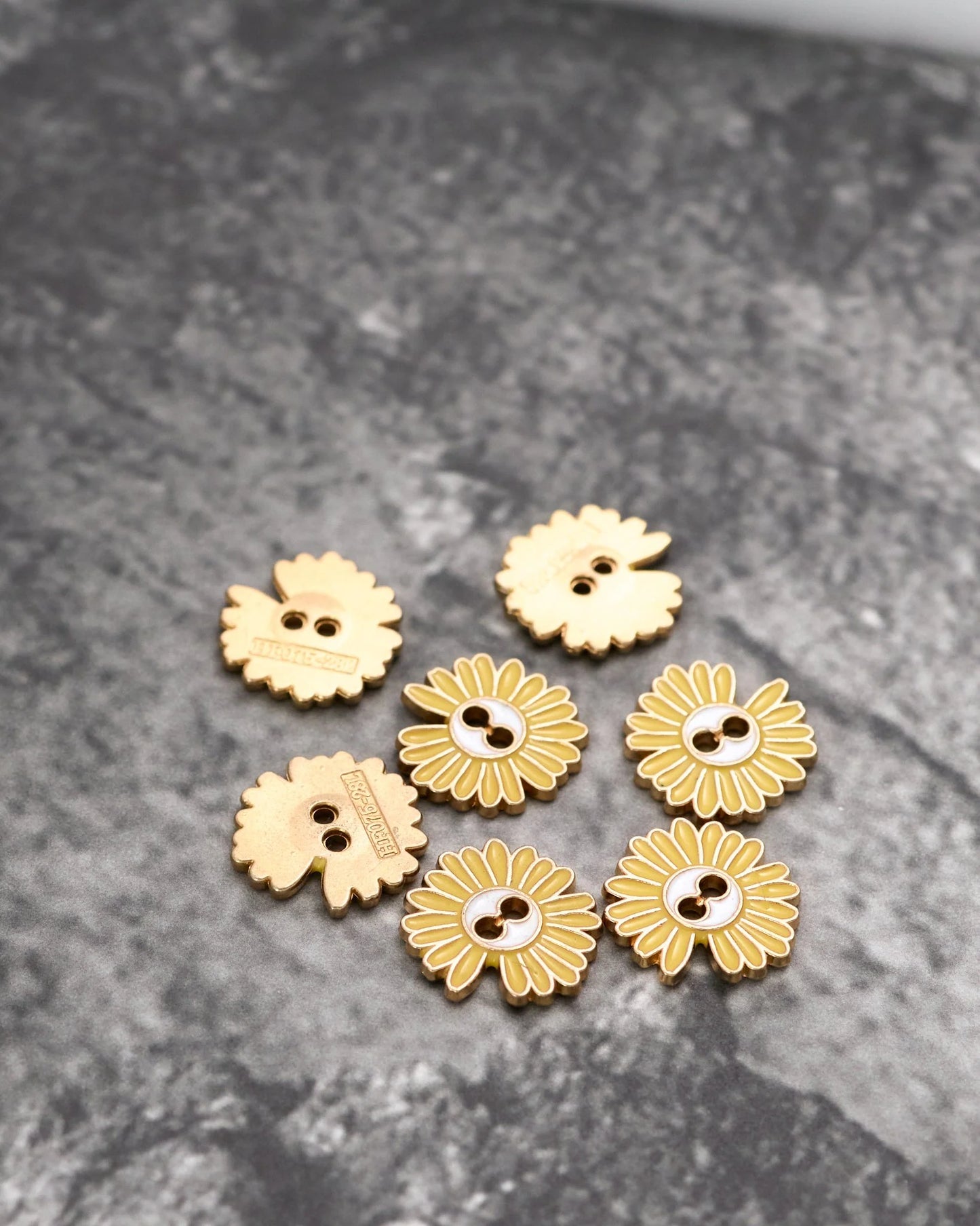 ヒマワリ 二つ穴ボタン 合金 直径17mm 5個入り mg0129-9