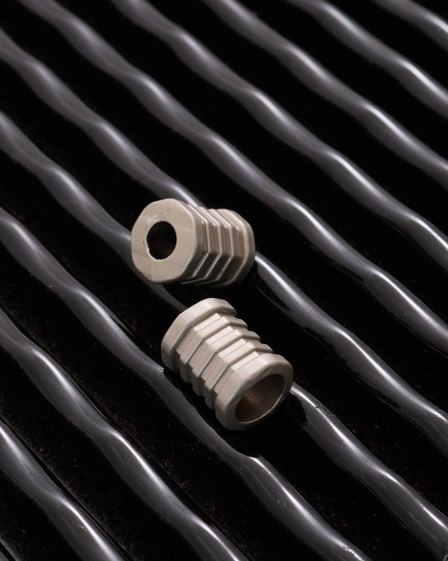 メタル ループエンド 穴径紏4mm 2色展開 4個入り mg118-3